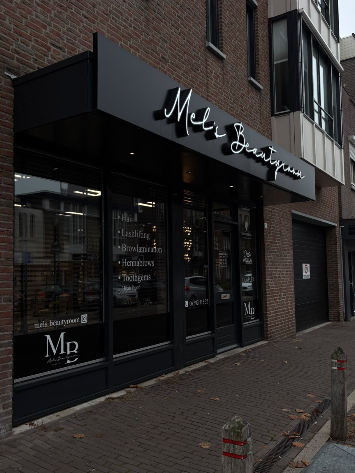 Balie van Mel's Beautyroom met neon lichtbord